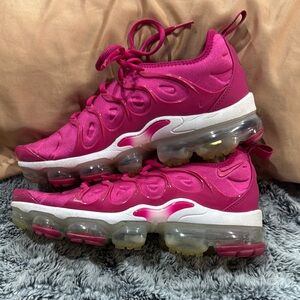 Vibrant Pink Sneakers with Air Cushioning and Breathable Mesh